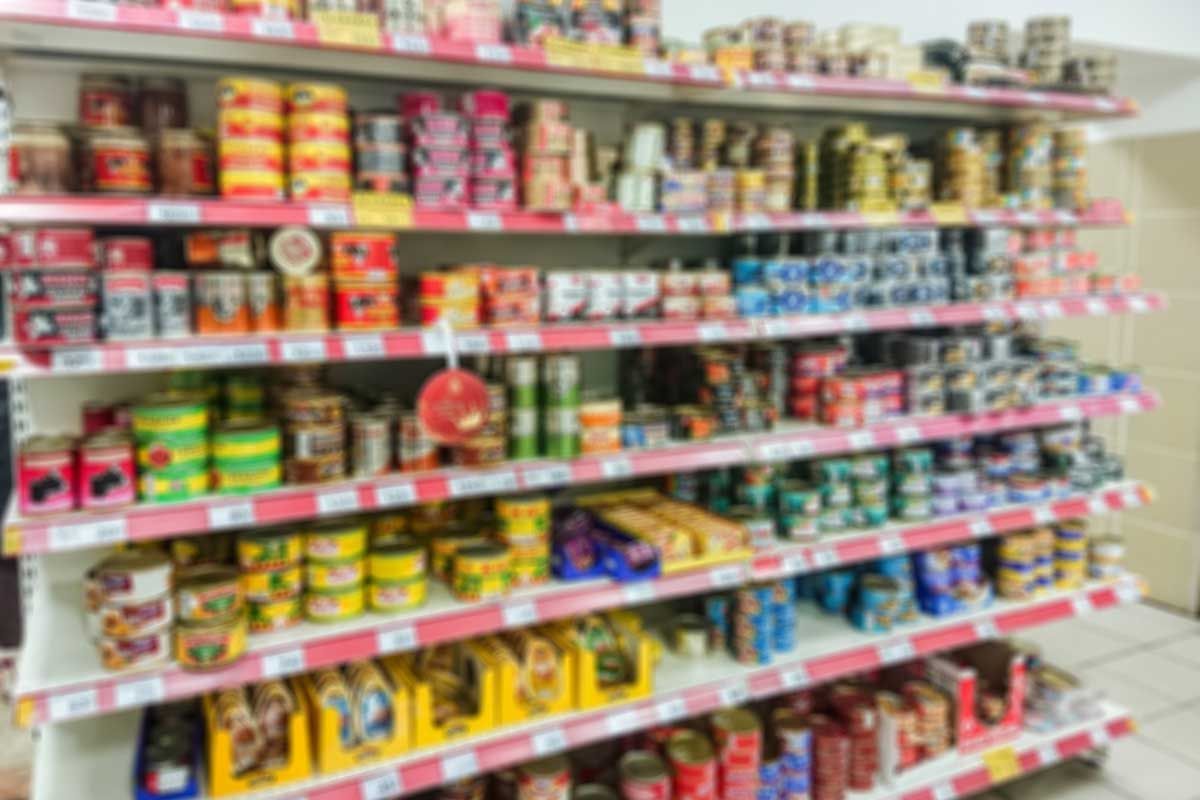 organizar-la-mercancia-en-una-tienda-de-abarrotes